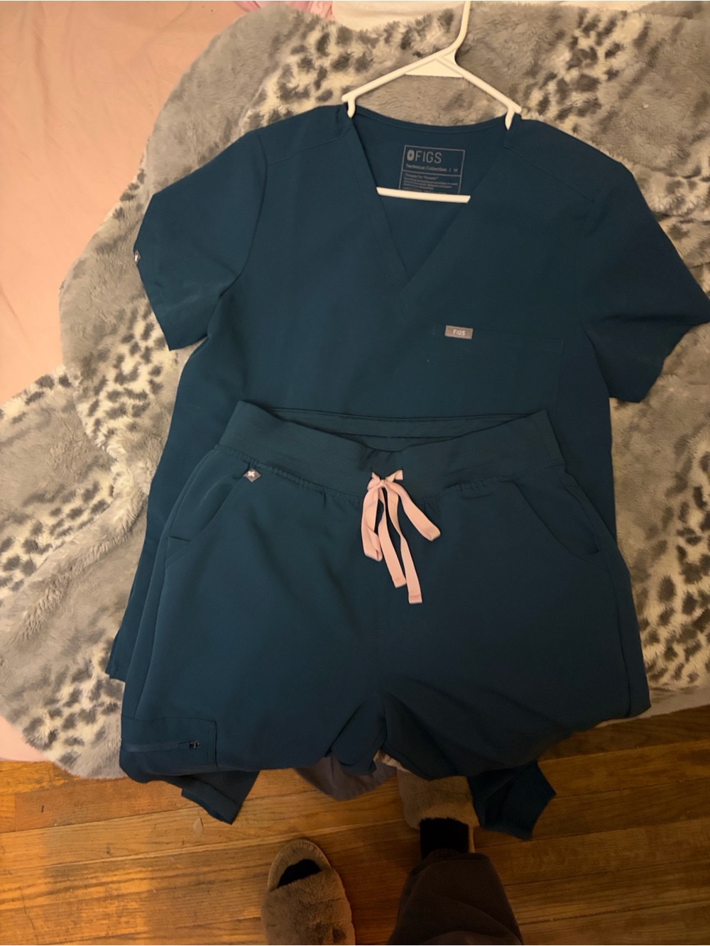 Figs  V-Neck Medical Scrub Top Catarina top and joggers SET caribibian blue